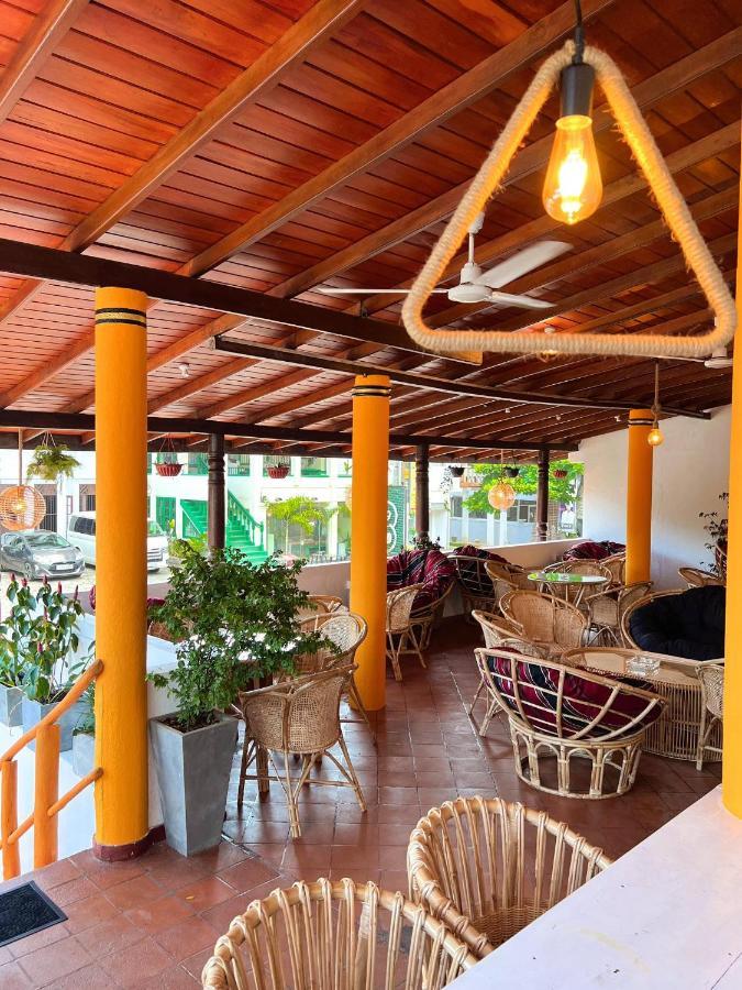 Hummus Hostel ヒッカドゥワ エクステリア 写真