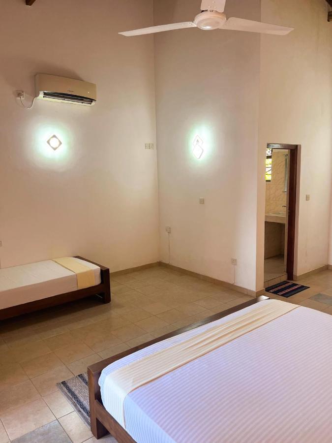 Hummus Hostel ヒッカドゥワ エクステリア 写真
