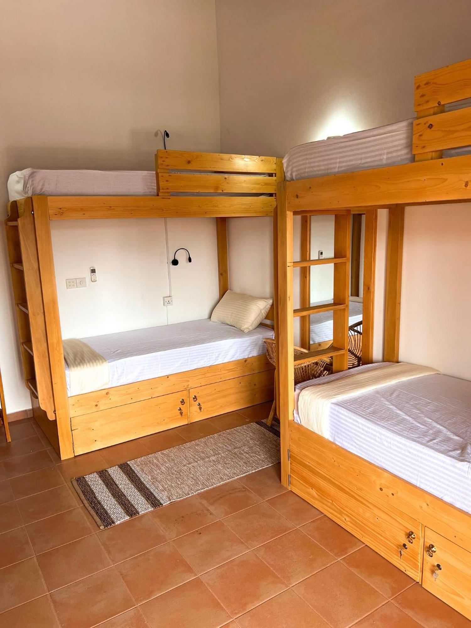Hummus Hostel ヒッカドゥワ エクステリア 写真