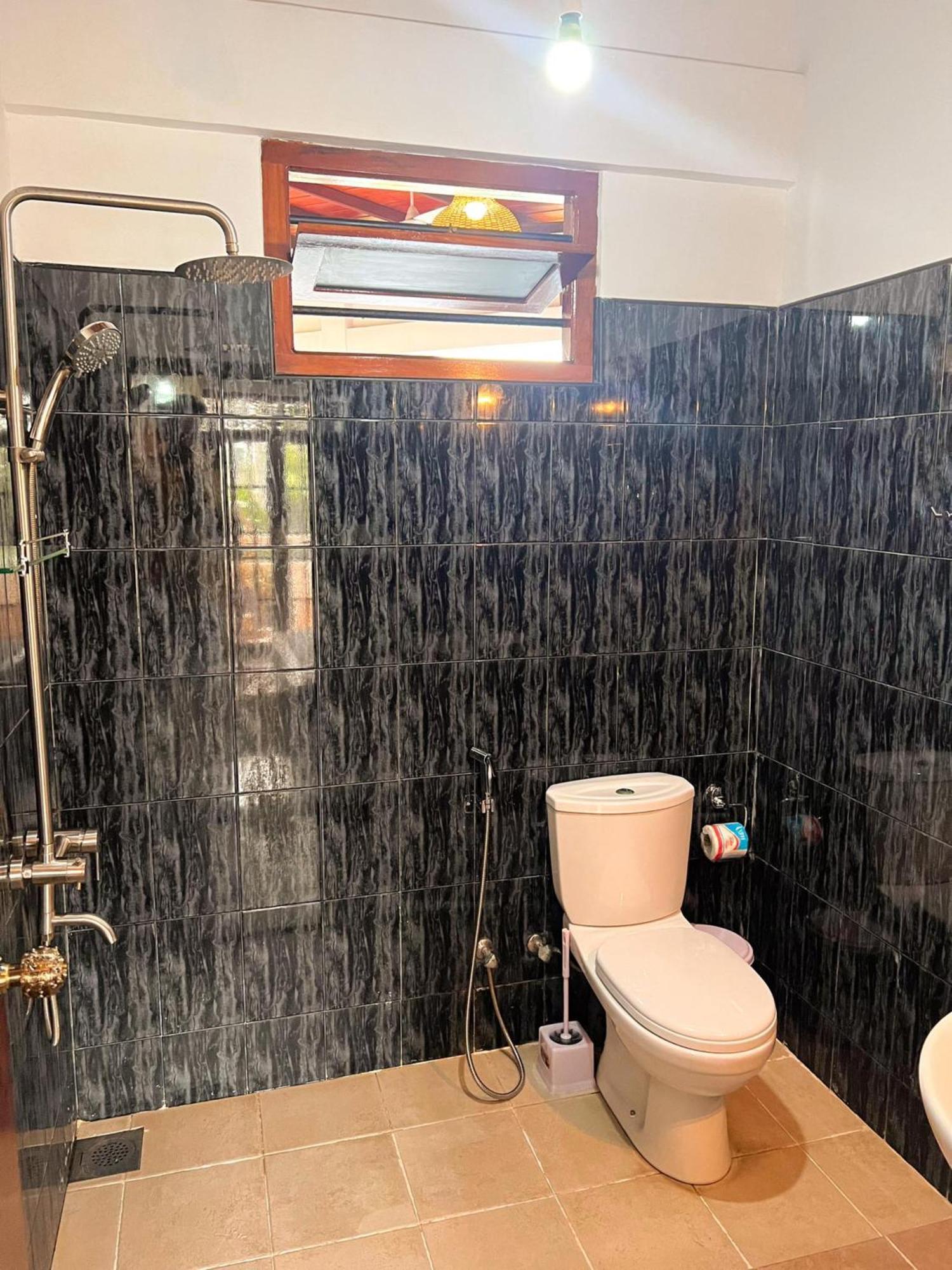 Hummus Hostel ヒッカドゥワ エクステリア 写真