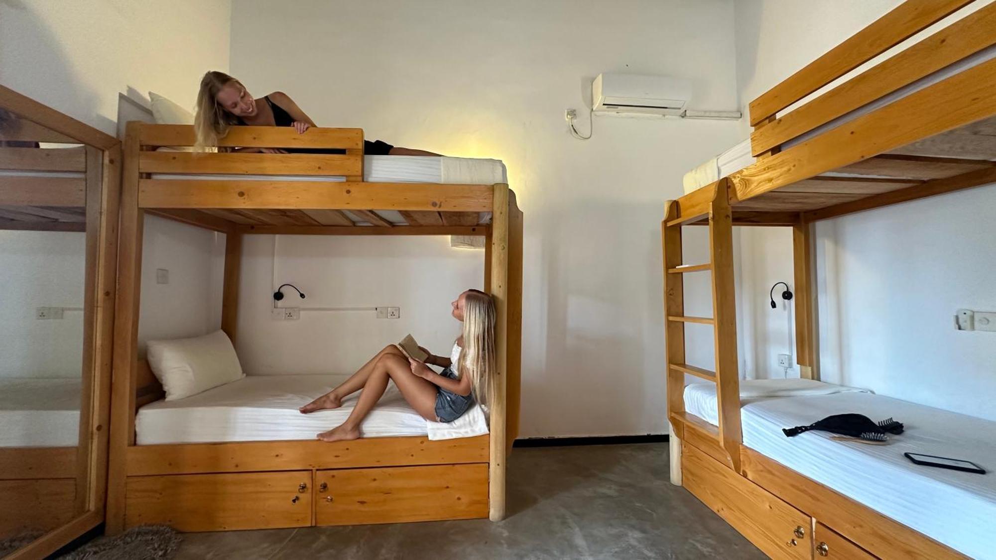 Hummus Hostel ヒッカドゥワ エクステリア 写真